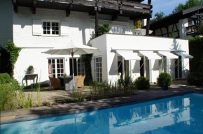 Отель Landhaus Am Plattenbichl - Luxus Apartment mit Privat-Pool und Sauna  Оберстдорф